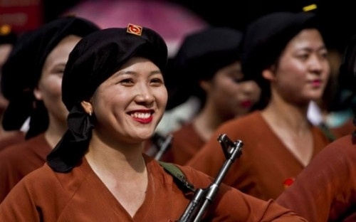 Nu chien sy xinh dep trong le dieu binh gay sot mang-Hinh-8