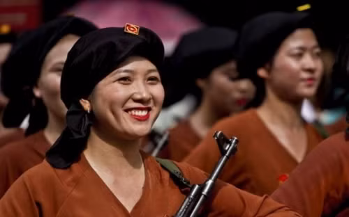 Nu chien sy xinh dep trong le dieu binh gay sot mang-Hinh-8