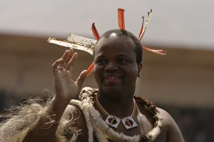Vua Mswati III (trong ảnh) của Swaziland - nhà vua chuyên chế cuối cùng của châu Phi là người đứng đầu của Hoàng tộc Swazi. Năm 1982, ông được kế vị ngai vàng sau khi vua cha Sobhuza II băng hà. Vua Mswati III nắm quyền cai trị Swaziland kể từ đó cho đến nay.