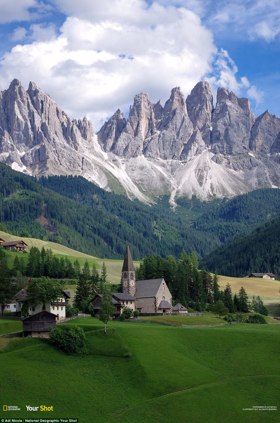 Vẻ đẹp mộng mơ, thanh bình của thung lũng Funes ở Dolomites, Italy.