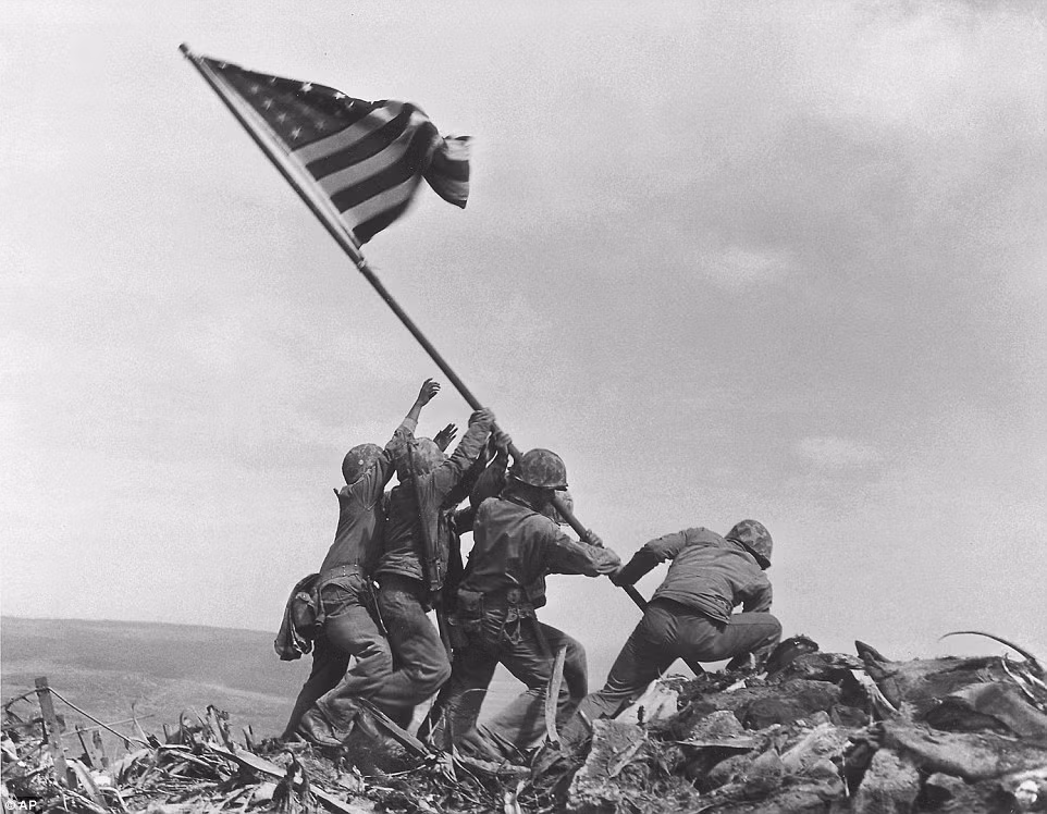 Lính Mỹ cắm cờ chiến thắng trên đỉnh Suribachi, Iwo Jima ngày 23/2/1945