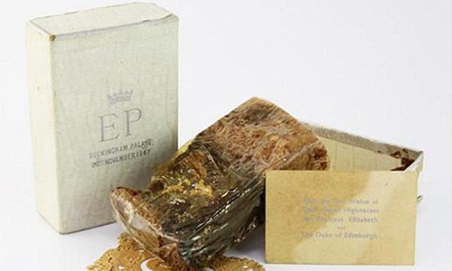 Một lát bánh gatô 68 năm tuổi được cắt ra từ chiếc bánh cưới của Nữ hoàng Elizabeth và Công tước xứ Edinburgh sắp được mang ra đấu giá.