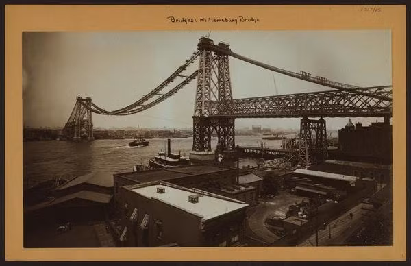 Cầu Williamsburg trong quá trình xây dựng năm 1903.