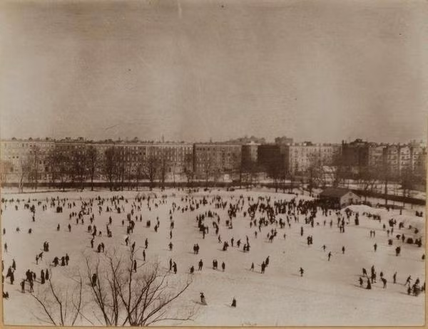 Công viên Trung tâm (Central Park) của New York thu hút lượng lớn khách đổ về vui chơi năm 1906.