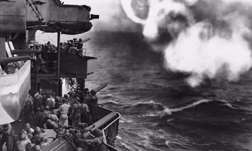 Tàu tuần dương Mỹ đồng loạt khai hỏa tấn công tàu chiến của phát xít Nhật trên đảo Makin trước khi quân đội cường quốc số 1 thế giới đặt chân lên hòn đảo san hô này tháng 11/1943.