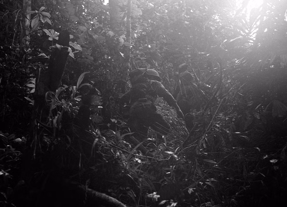 Lính trinh sát thuộc Quân đội Mỹ băng qua khu rừng rậm rạp ở New Guinea ngày 18/12/1942.