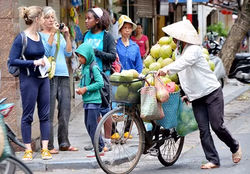 Những người nước ngoài cũng cảm thấy se lạnh và mặc thêm áo khoác.