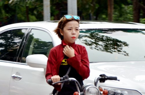 Nhiệt độ giảm, thời tiết trở nên mát mẻ nhiều bạn trẻ mặc thêm áo phông, áo khoác mỏng khi ra đường.