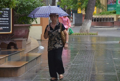 Gió mùa Đông Bắc tràn về gây mưa nhỏ tại Hà Nội và các tỉnh.