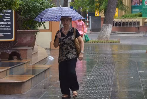 Gió mùa Đông Bắc tràn về gây mưa nhỏ tại Hà Nội và các tỉnh.