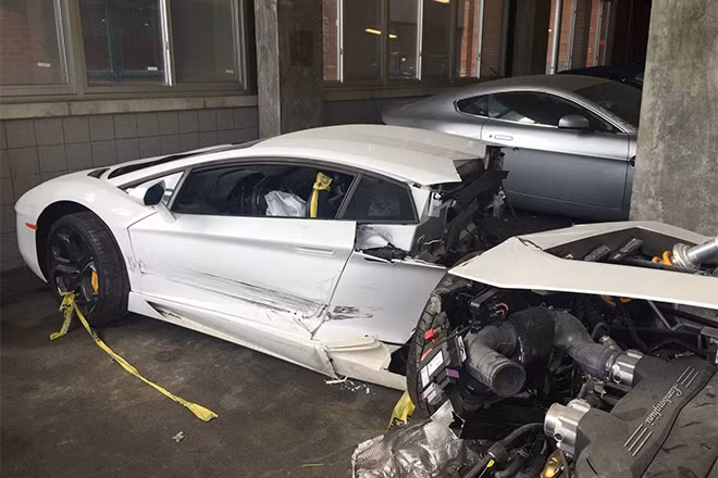 Đầu xe khá lành lặn nhưng hai phần thân xe bị tách hoàn toàn làm đôi.