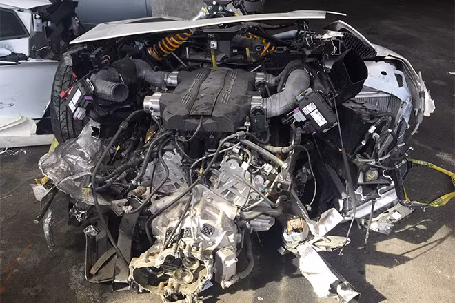 Trên thực tế, khá nhiều tay chơi trên thế giới đã chào bán siêu xe cháy đen hoặc tan nát vì tai nạn với giá trên trời. Mới đây một chiếc Rolls-Royce cháy đen thui cũng được rao bán với giá hơn 60.000 Euro.