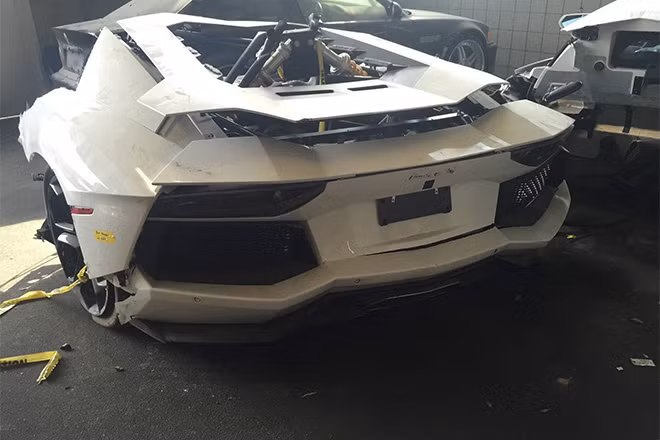 Đuôi xe và động cơ bị hư hỏng nặng.