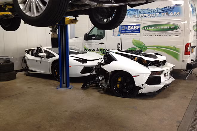 Hiện khó có thể tưởng tượng ai sẽ đủ điên rồ để mua hai nửa siêu xe Lamborghini Aventado này về nhà. Dù vậy, chiếc xe vẫn có những giá trị nhất định nếu người mua "mổ" phụ tùng để đem bán.