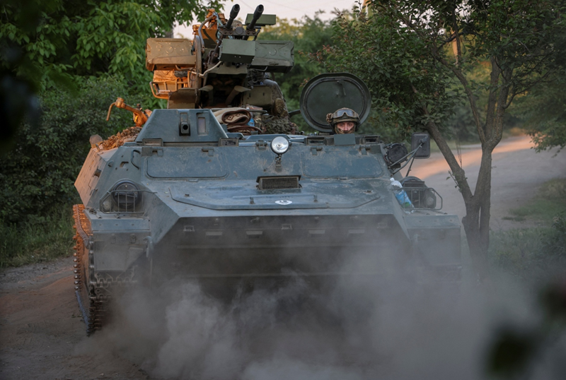 Vấn đề là quân Nga đã lợi dụng tình thế và mở các cuộc tấn công sườn từ phía đông bắc và tây bắc, dẫn đến việc Quân đội Ukraine đang phản công làng New York và liên lạc với Nelepovka bị quân Nga cắt đứt, lại bị bao vây trong khu vực phía bắc trạm Fenolnaya. Ảnh: Reuters.