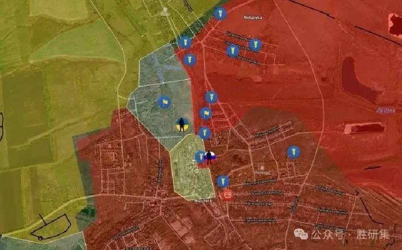Tuy nhiên, giới truyền thông chỉ ra rằng phía đông và phía tây của làng New York đã bị Quân đội Nga chiếm đóng hoàn toàn, đồng thời khẳng định Quân đội Ukraine kiểm soát khu công nghiệp chính ở phía bắc làng New York. Với sự giúp đỡ của một số binh sĩ thuộc Lữ đoàn Vệ binh Quốc gia Ukraine, họ đã phát động một cuộc phản công từ Nelepovka đến làng New York và lao về phía bắc trạm Fenolnaya. Ảnh: Sohu.