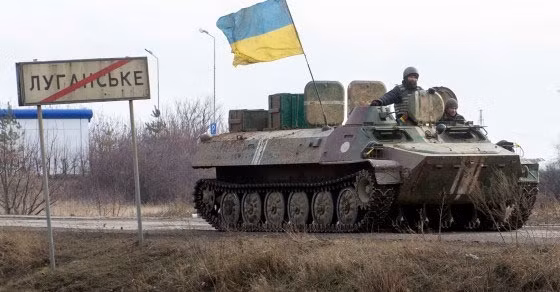 Quan doi Ukraine chuyen nhieu vu khi toi tan den sat Donbass