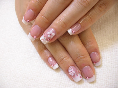 Mẫu nail hoa đào trong suốt cho những cô nàng tinh tế.