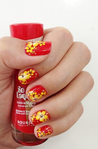 Mẫu nail hoa mai vàng nền đỏ cực đẹp và phù hợp ngày Tết