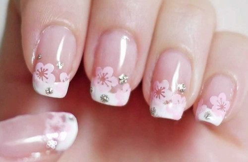 Lấy cảm hứng từ những bông hoa đào, phong cách nail này chắc hẳn sẽ khiến bạn trở nên thật quyến rũ ngày đầu năm