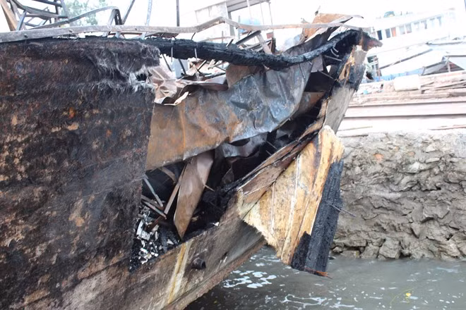 Tàu QN-2566 bị cháy tại khu vực nghỉ đêm 587 Nhà Lát, gần đảo Titov khi đang chở 16 du khách nước ngoài, 1 hướng dẫn viên, 1 nhân viên phục vụ và thuỷ thủ đoàn 7 người. Rất may, không có ai bị thương trong vụ này.