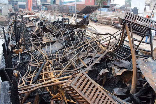 Sau vụ hỏa hoạn, tàu bị thiêu rụi hoàn toàn.