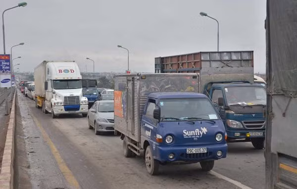 Hang tram o to di cham nhu sen tren cau Thang Long