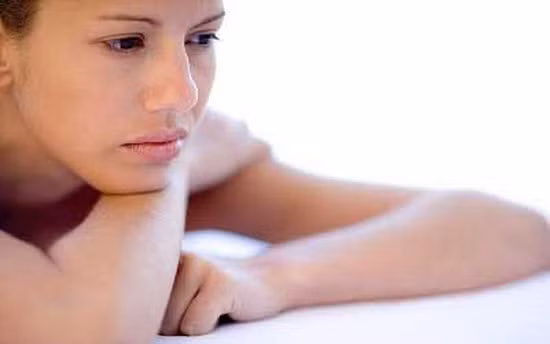 Máu kinh ra nhiều. Có nhiều nguyên nhân khiến máu quá nhiều trong kỳ nguyệt san, một trong số đó là u xơ tử cung. U xơ tử cung có quan hệ mật thiết với nồng độ estrogen. Hãy đi khám để biết rõ hơn về điều đó.