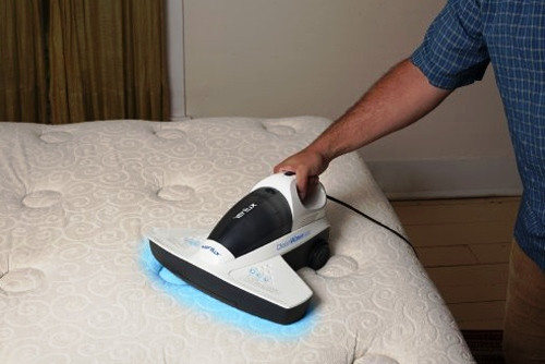 Nệm giường: vệ sinh 6 tháng/1 lần. Bụi bặm, nấm mốc bám trong nệm có thể gây dị ứng, hen suyễn và các bệnh dị ứng nghiêm trọng. Các nhà nghiên cứu phát hiện các vi khuẩn như MRSA, campylobacter và norovirus (gây sốt, đau quặn và tiêu chảy) có thể ký sinh trong thời gian 6 tháng. Do đó, phải tiến hành vệ sinh nệm 6 tháng mỗi lần để phòng bệnh.