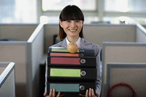 Bắt đầu năm mới bằng sự hứng khởi. Dẹp bỏ suy nghĩ “còn mùng là còn Tết”, công việc, học tập nên được bắt đầu bằng sự nhiệt huyết và quyết tâm của chính bạn. Bên cạnh đó, hãy tạm gác lại những suy nghĩ không vui, dang dở của năm cũ và suy nghĩ đến việc mình sẽ được gì nếu hoàn thành xuất sắc kế hoạch trong năm tới. Được sếp thưởng, được thầy cô khen hoặc chuẩn bị cho chuyến du lịch… những suy nghĩ tích cực sẽ giúp bạn có động lực hơn để bắt tay vào năm mới.