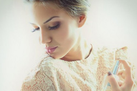 Làm đẹp cho bản thân. Có vẻ như các chàng trai không quan tâm nhiều đến 'dung nhan' của bản thân khi quay trở lại công việc. Tuy nhiên, bắt đầu ngày làm việc đầu năm bằng bộ dạng uể oải thì thật là tai hại. Hãy để ý trau chuốt bản thân bằng bộ quần áo mới gọn gàng, mái tóc có thể vuốt keo… và đừng quên nở nụ cười tươi tắn khi đến công ty nhé. Các cô gái đương nhiên cần chăm chút cho khoản làm đẹp này rồi. Ngoại hình chỉn chu sẽ khiến bạn tự tin hơn trong ngày đầu tiên đi làm, điều đó cũng ảnh hưởng tích cực tới công việc đấy.