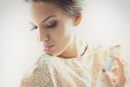 Làm đẹp cho bản thân. Có vẻ như các chàng trai không quan tâm nhiều đến 'dung nhan' của bản thân khi quay trở lại công việc. Tuy nhiên, bắt đầu ngày làm việc đầu năm bằng bộ dạng uể oải thì thật là tai hại. Hãy để ý trau chuốt bản thân bằng bộ quần áo mới gọn gàng, mái tóc có thể vuốt keo… và đừng quên nở nụ cười tươi tắn khi đến công ty nhé. Các cô gái đương nhiên cần chăm chút cho khoản làm đẹp này rồi. Ngoại hình chỉn chu sẽ khiến bạn tự tin hơn trong ngày đầu tiên đi làm, điều đó cũng ảnh hưởng tích cực tới công việc đấy.