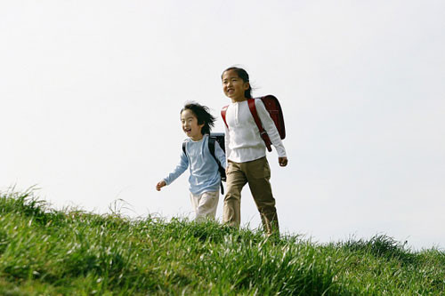 Gợi nhớ về những người bạn của con. Khi kết thúc kỳ nghỉ Tết, các bà mẹ nên trò chuyện với con về những người bạn ở trường. Bằng cách đó, con yêu của bạn sẽ muốn trở lại trường học để được chơi cùng các bạn sau kỳ nghỉ dài không gặp mặt. Dần dần, các bé sẽ thích nghi với lịch học và hứng thú học tập.