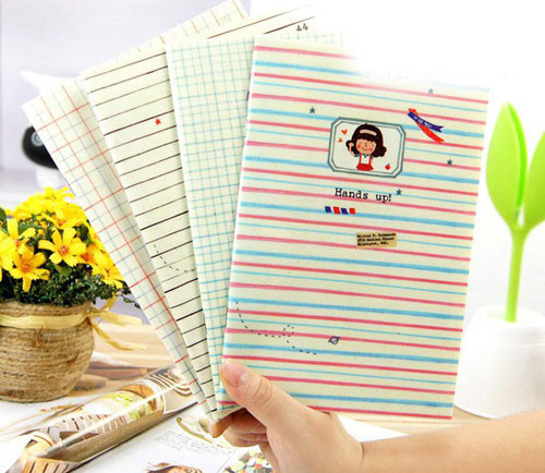 Cùng con chuẩn bị bài vở cho ngày học mới. Trong kỳ nghỉ, bố mẹ không nên quên nhắc nhở trẻ biết ngày nào phải quay lại trường học tập, tránh tình trạng ngày mai đi học thì tối muộn mới giục con học, điều này sẽ không đạt kết quả gì. Buổi tối cuối cùng của kỳ nghỉ, các bậc phụ huynh có thể đề nghị bé soát thời khóa biểu và kiểm ra xem con đã chuẩn bị tốt tất cả các môn chưa. Nếu bé có điều gì chưa rõ, cha mẹ nên giúp trẻ.