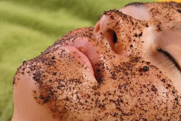 Mặt nạ cà phê. Cà phê có công dụng làm giảm sưng quanh mắt và giúp tái tạo làn da, các chất chống oxy hóa trong bột ca cao giúp chống lão hóa, và sữa chua cung cấp độ ẩm rất tốt cho một làn da. Bạn cũng có thể thêm một chút mật ong vào hỗn hợp cho kết quả tốt hơn.