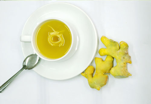 Trà gừng nghệ. Uống một tách trà gừng pha nghệ mỗi ngày cũng là một cách giúp bạn giải độc trừ độc tố cho cơ thể và trẻ hóa làn da. Nghệ là một gia vị tuyệt vời được sử dụng rộng rãi trong các phương pháp làm đẹp cũng như chữa bệnh.