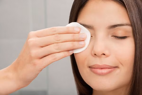 Tẩy trang: Thấm bông tẩy trang sẽ ra sạch bụi bẩn, da bạn sẽ sáng hồng lên thấy rõ.