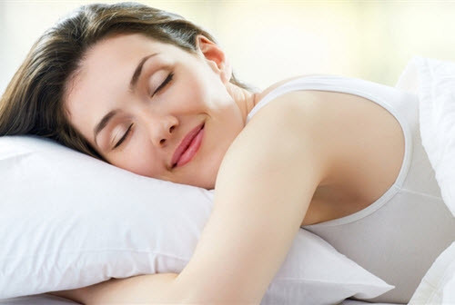 Kem dưỡng da ban đêm. Dùng kem dưỡng ẩm ban ngày để bảo vệ da khỏi tác động mặt trời thì kem dưỡng ẩm ban đêm với nhiều độ ẩm và chất kem đặc sẽ là trợ thủ đắc lực trong việc bảo vệ làn da bạn khỏi sự lạo hóa. Những bạn gái sở hữu làn da khô sẽ cần kem dưỡng có nhiều chất béo để cung cấp độ ẩm cho da trong khi các bạn gái có làn da dầu sẽ phù hợp với những sản phẩm không gây tắc lỗ chân lông.