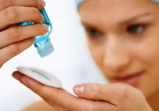  Nước hoa hồng. Các chất chống ôxy hóa, glyxerin hay axit béo có trong toner sẽ đem đến sự trẻ trung và tươi sáng cho làn da bạn trong khi vẫn đảm bảo cung cấp được các vitamin và dưỡng chất cần thiết cho da. Bạn sẽ cảm nhận được sự khác biệt của làn mình ngay sau khi bạn thoa toner lên gương mặt, đặc biệt là ngay sau khi bạn vừa rửa mặt xong. Chúng sẽ giúp làm dịu làn da của bạn và loại bỏ đi các vết ửng đỏ cũng như các chất bụi bẩn và dấu vết trang điểm còn sót lại trên mặt bạn.