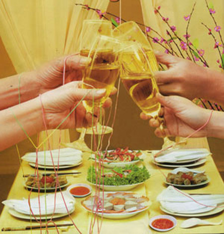 Giới hạn rượu bia. Lời khuyên nghe có vẻ hiển nhiên này lại tạo ra sự khác biệt lớn đấy. Nếu thích những thức uống có cồn, bạn có thể uống vào những dịp đặc biệt, chẳng hạn như bữa tối giao thừa. Tuy nhiên, đừng lấy những bữa tiệc làm lý do để chè chén mỗi đêm nhé.