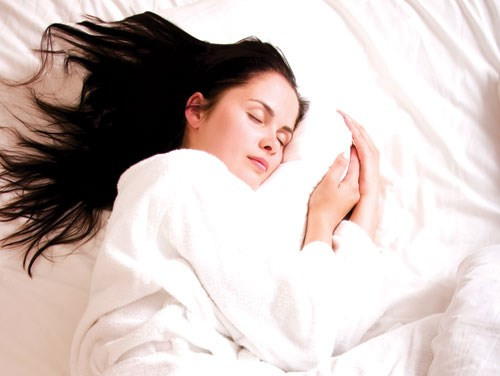 Ngủ đủ giấc. Khi chúng ta không ngủ đầy đủ, cơ thể sẽ tiết ra ghrelin, một loại hormone gây đói bụng, làm tăng cảm giác thèm ăn, nhất là đối với những thực phẩm có đường. Dù bận rộn đến mấy, bạn vẫn nên ngủ đủ 8 giờ một đêm nhé.