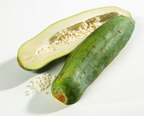 Lấy nhựa quả đu đủ non bôi lên các nốt mụn cóc, làm nhiều lần trong ngày, cho đến khi khỏi.