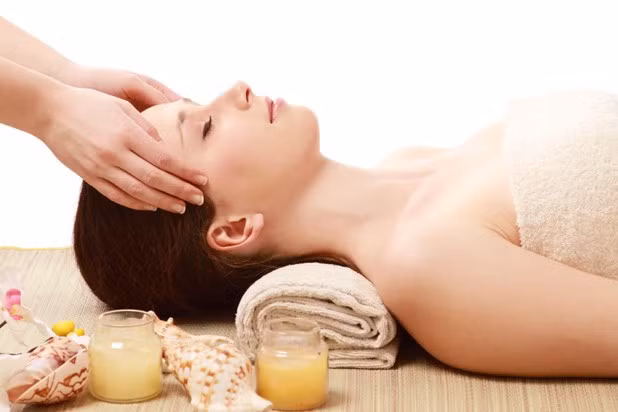  Đi spa. Nhân dịp này hãy dốc hầu bao để đến các viện thẩm mỹ, beauty salon và tận hưởng cảm giác thư giãn hoàn toàn. Còn nếu không có đủ điều kiện cho một chuyến spa, hãy tự phục vụ tại nhà. Bạn sẽ cảm thấy vui tươi hơn khi mỗi ngày nhìn vào gương lại thấy mình đẹp hơn.