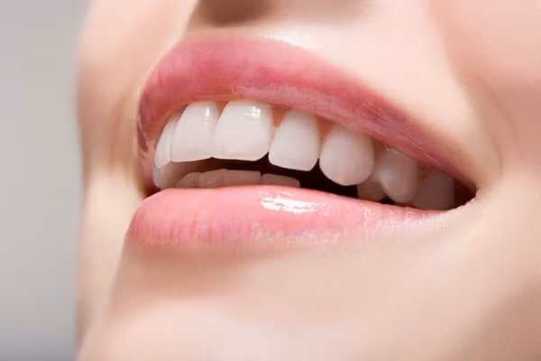 Đôi môi sáng màu. Theo cuộc khảo sát của tạp chí nam giới tại Mỹ, một trong những thủ thuật làm đẹp cho phụ nữ mà nam giới lưu ý là tránh để môi quá nhạt hoặc đậm. Các quý ông luôn ưa thích sự đơn giản. Một đôi mềm mại, bóng mượt, gợi cảm nhưng vẫn tinh tế là sự lựa chọn của họ. Họ không phải fan của những bờ môi bóng dính hoặc đỏ rực nhưng cũng chẳng thích màu môi nhợt nhạt, thiếu sức sống.