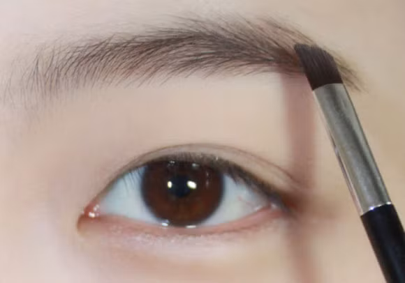 Kẻ lông mày. Bạn sẽ ngạc nhiên trước những gì mà cặp lông mày được cắt tỉa và tô vẽ chuẩn mực có thể mang lại cho gương mặt bạn. Lông mày được coi là yếu tố quyết định cho đôi mắt của bạn trở nên hoàn hảo hơn. Đặc biệt, một cặp lông mày được tô đầy đặn, không quá dày hay không quá mảnh sẽ giúp cho gương mặt bạn trông trẻ trung hơn.