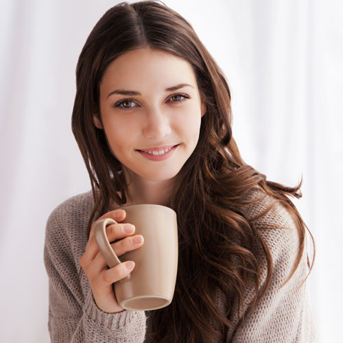 Caffein có thể giúp cơ thể tăng khả năng đốt cháy calo lên đến 3 giờ, tuy nhiên không phải là loại đồ uống có đường, do đó hãy nhấm nháp trà hoặc cà phê không đường để giảm cân.