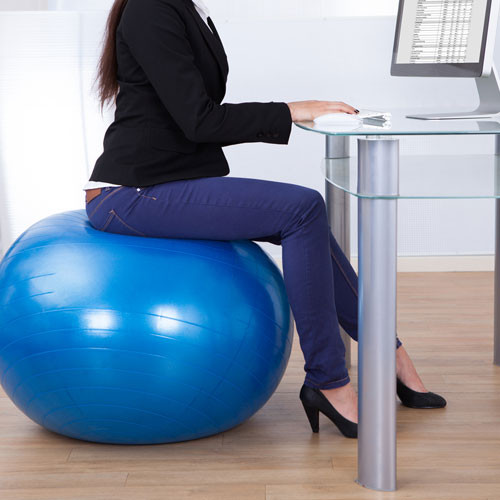 Thay vì ngồi ghế, hãy ngồi trên một quả bóng như thế này có thể giúp bạn đốt cháy khoảng 260 calo hàng ngày.