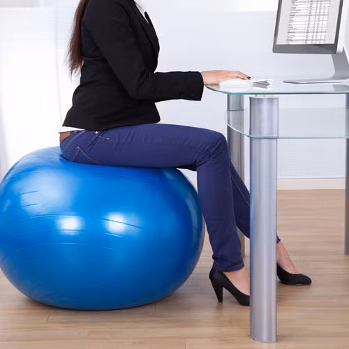 Thay vì ngồi ghế, hãy ngồi trên một quả bóng như thế này có thể giúp bạn đốt cháy khoảng 260 calo hàng ngày.