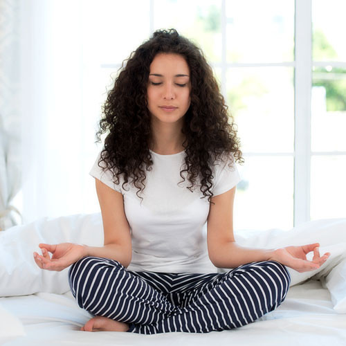 Giữ tâm trí bình tĩnh. Việc giữ tinh thần bình tĩnh và hạn chế stress có thể khiến cơ thể đốt cháy calo nhanh hơn.