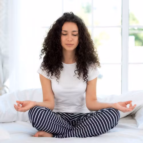 Giữ tâm trí bình tĩnh. Việc giữ tinh thần bình tĩnh và hạn chế stress có thể khiến cơ thể đốt cháy calo nhanh hơn.